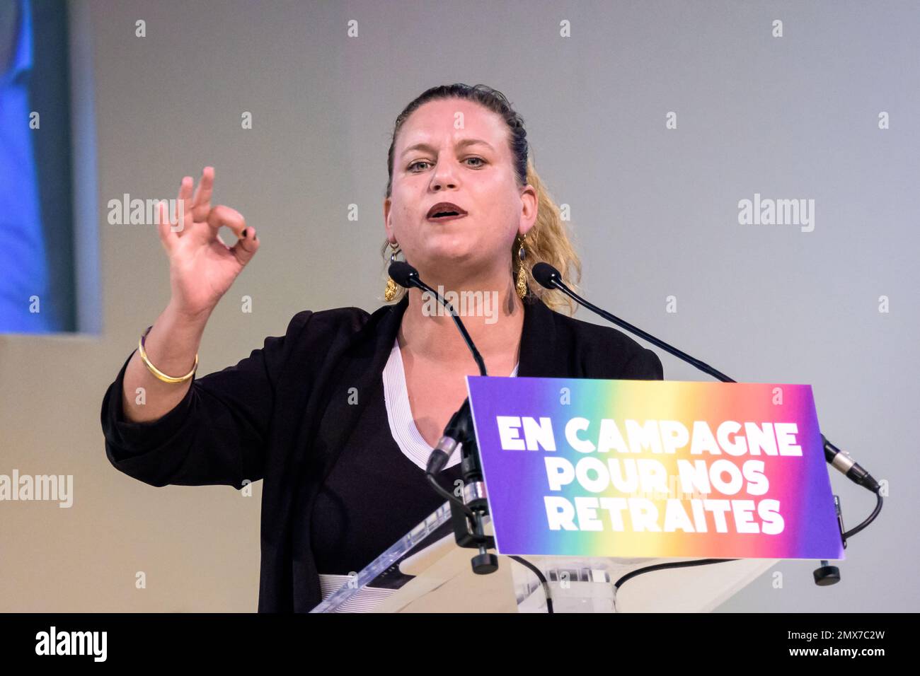 Der französische Stellvertreter Mathilde Panot hält eine Rede auf einer Kundgebung der "Nouvelle Union populaire écologique et sociale" (NUPES) gegen die Rentenreform. Stockfoto