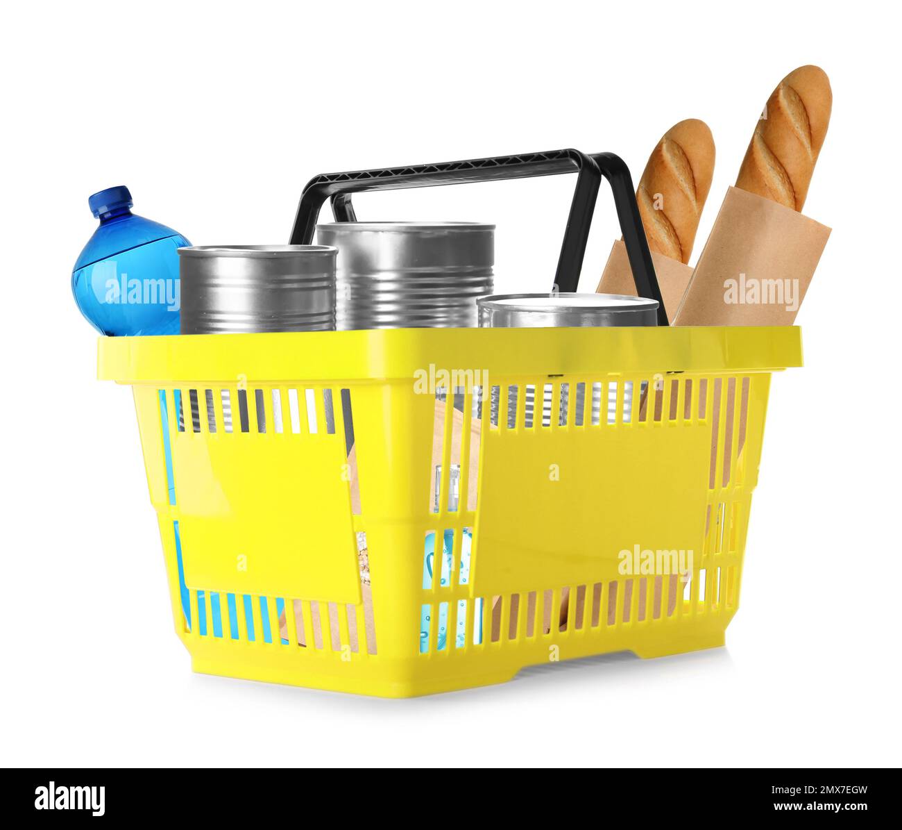 Einkaufskorb aus Kunststoff mit verschiedenen Produkten, isoliert auf weiß  Stockfotografie - Alamy