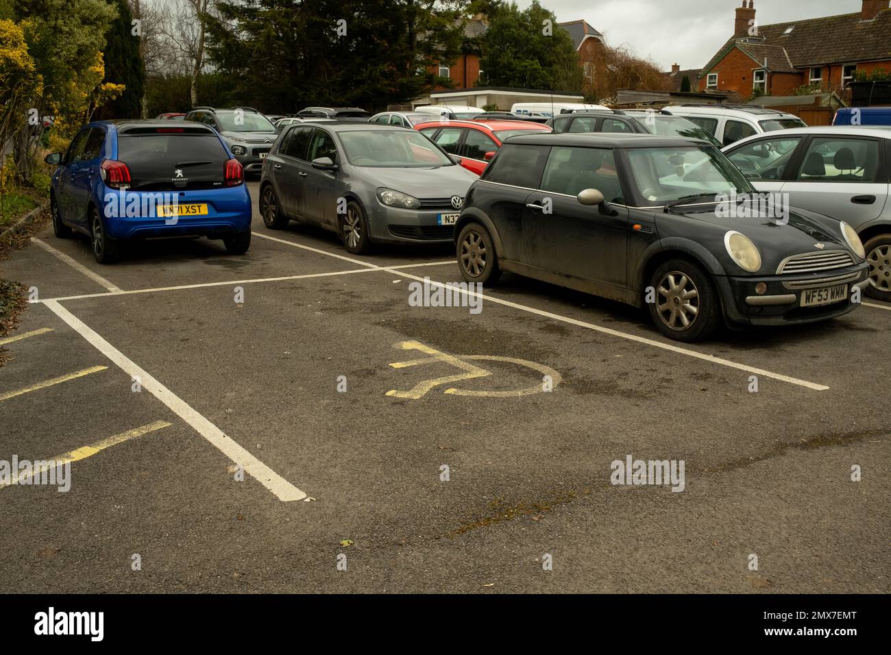 Februar 2023 - Behindertenparkplatz, Parkplatz Castle Cary, Somerset, England, Großbritannien Stockfoto