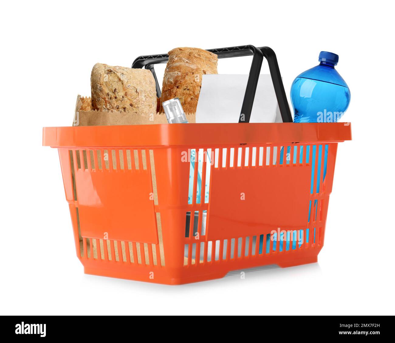 Einkaufskorb aus Kunststoff mit verschiedenen Produkten, isoliert