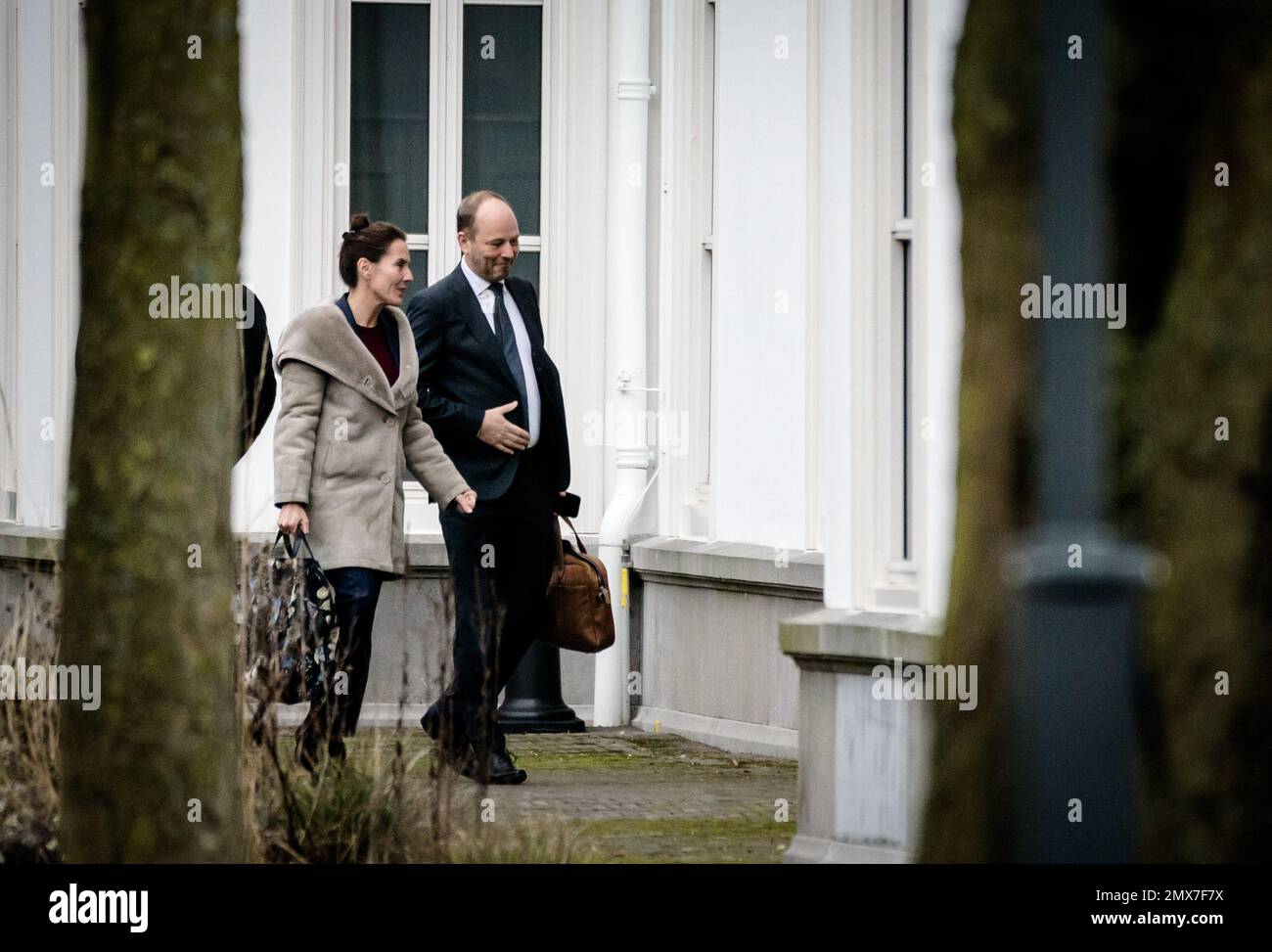 DEN HAAG - Sylvia van Es (Philips) und Hans Bohm (Heineken) bei der Ankunft in den Catshuis, wo Kabinettsmitglieder zusammentreffen, um mit Unternehmen über das Geschäftsklima in den Niederlanden zu sprechen. Die Tagung wird zur Vorbereitung des Memorandums für die Frühjahrstagung stattfinden. ANP BART MAAT niederlande out - belgien out Stockfoto