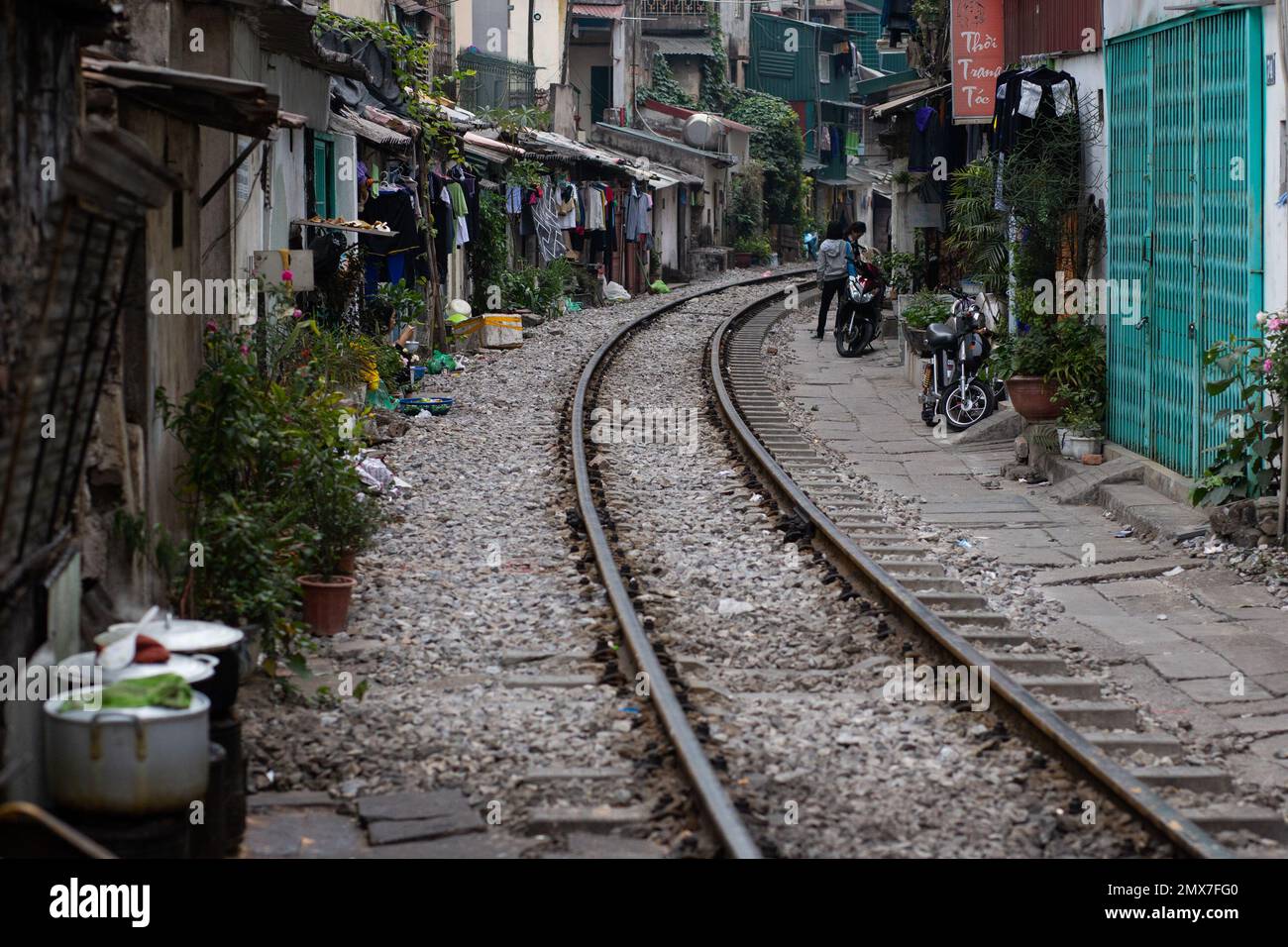 Bahnstrecke in der Nachbarschaft - Hanoi, Vietnam Stockfoto