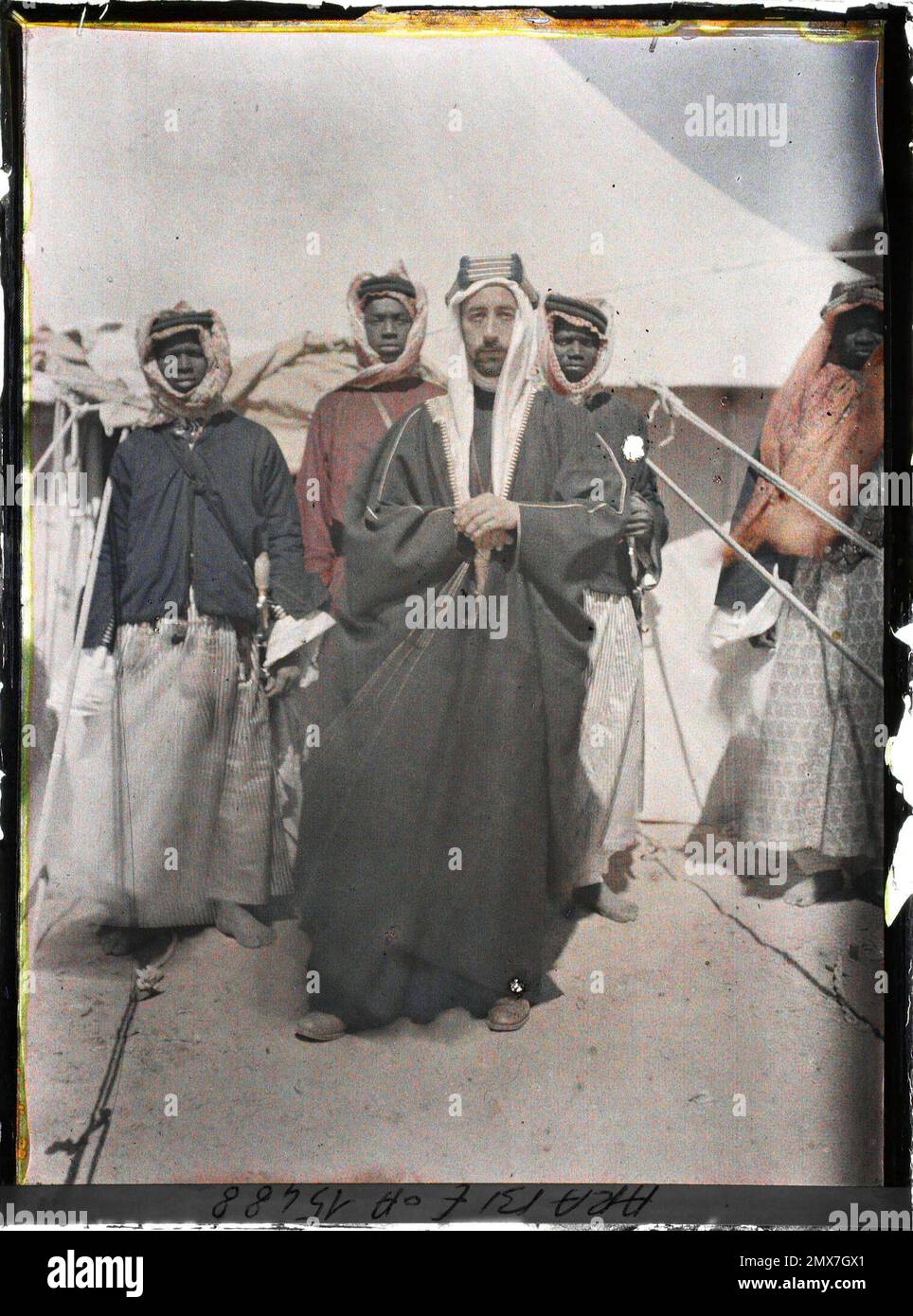 (Französisch - Quweira , Arabie ( actuelle Jordanie ) L' émir Faycalal , Kommandant der Streitkräfte Arabes du royaume du Hedjaz et ses esclaves). Stockfoto