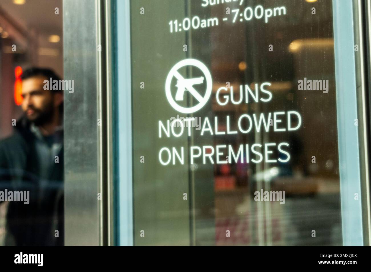 Ein Schild am Eingang zum Nordstrom Men's Store in New York kündigt an, dass „Waffen auf dem Gelände nicht erlaubt sind“, gesehen am Sonntag, den 22. Januar 2023. (© Richard B. Levine) Stockfoto