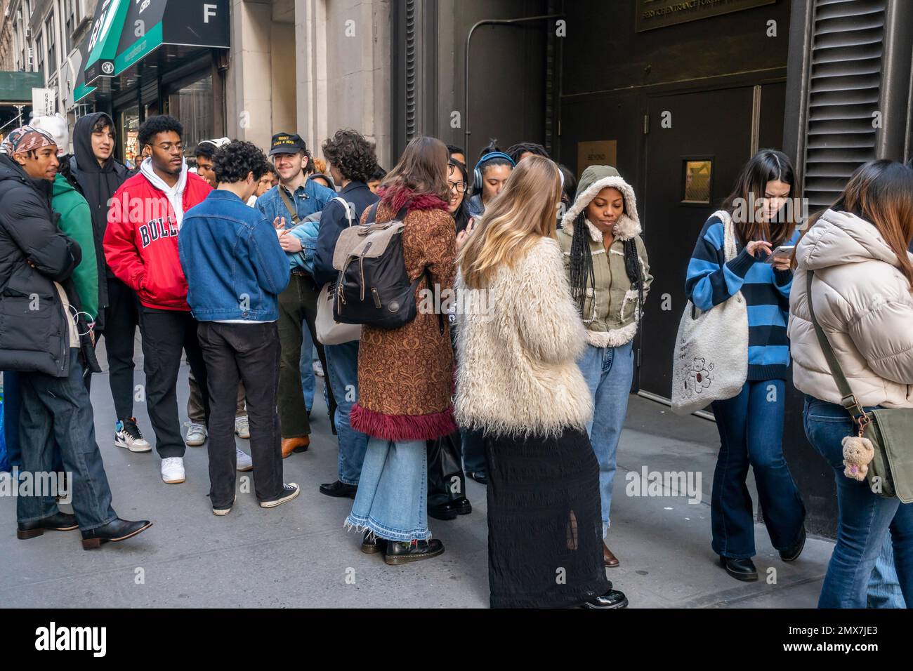 Hunderte von Menschen stehen am Samstag, den 28. Januar 2023, in Midtown Manhattan in New York an einem Pop-up-Event „Thrift to Death“ Teil. Mehrere Anbieter richten ihre Waren für die Veranstaltung ein und ziehen eine große Anzahl potenzieller Sparer an. (© Richard B. Levine) Stockfoto