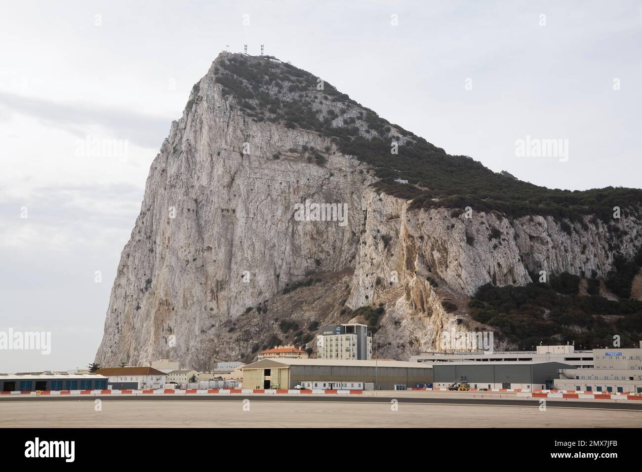 Flughafen-Landebahn und Felsen von Gibraltar. Stockfoto