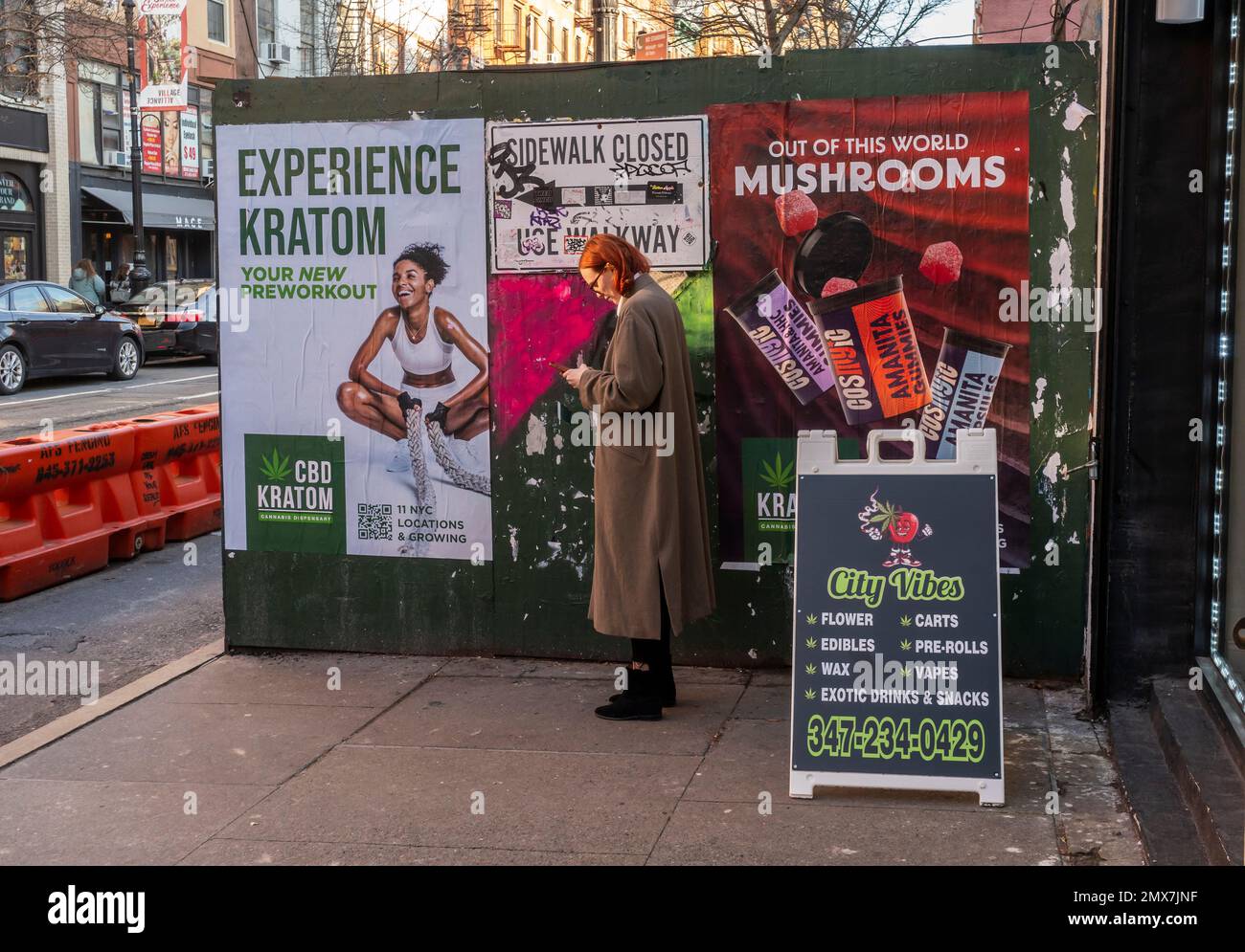 Frauen vor einem CBD-Geschäft in Chelsea in New York am Montag, den 30. Januar 2023. ( © Richard B. Levine) Stockfoto