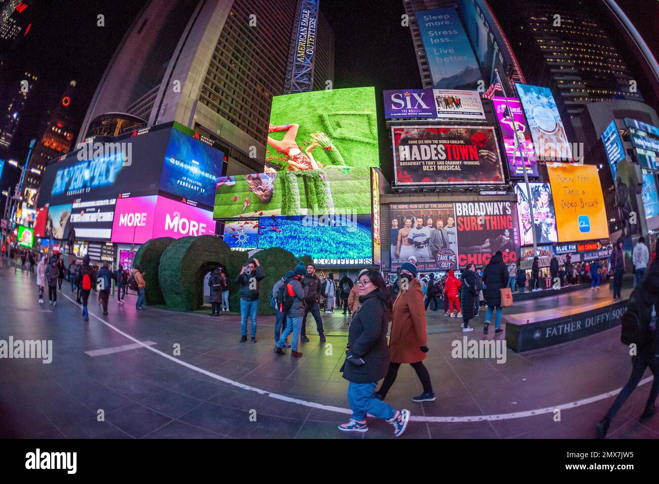 Touristen drängen „Love's h|Edge“, Gewinner des alljährlichen Times Square Love & Design Wettbewerbs 15. am Times Square in New York am Mittwoch, den 1. Februar 2023. Die Valentinsskulptur wurde von Almost Studio entworfen und besteht aus herzförmigen „Hecken“, die den Besuchern einen Labyrinth-ähnlichen geheimen Garten und viele Selfie-Möglichkeiten bieten. Die Skulptur wird bis Februar 28 ausgestellt.(© Richard B. Levine) Stockfoto