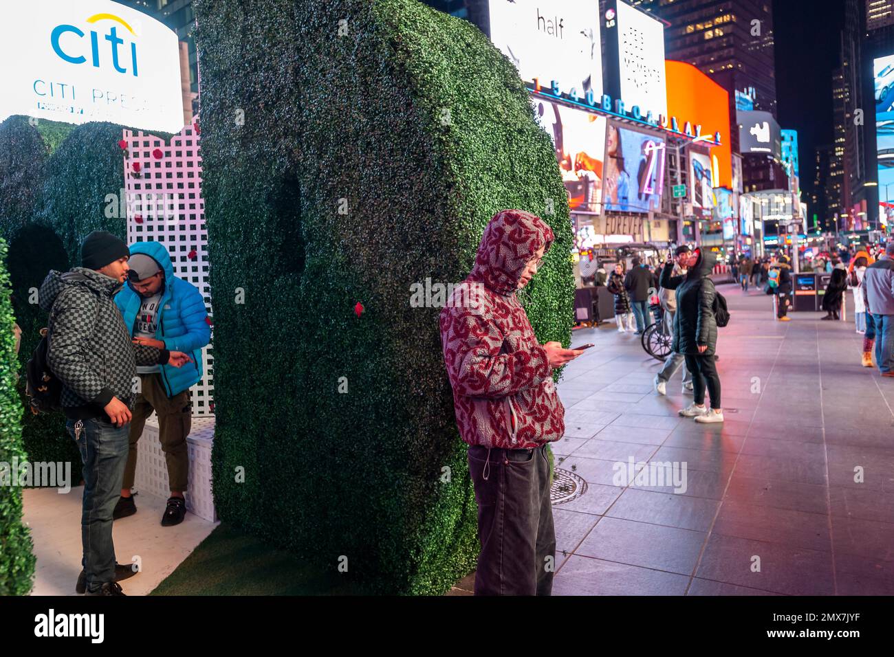 Touristen drängen „Love's h|Edge“, Gewinner des alljährlichen Times Square Love & Design Wettbewerbs 15. am Times Square in New York am Mittwoch, den 1. Februar 2023. Die Valentinsskulptur wurde von Almost Studio entworfen und besteht aus herzförmigen „Hecken“, die den Besuchern einen Labyrinth-ähnlichen geheimen Garten und viele Selfie-Möglichkeiten bieten. Die Skulptur wird bis Februar 28 ausgestellt.(© Richard B. Levine) Stockfoto