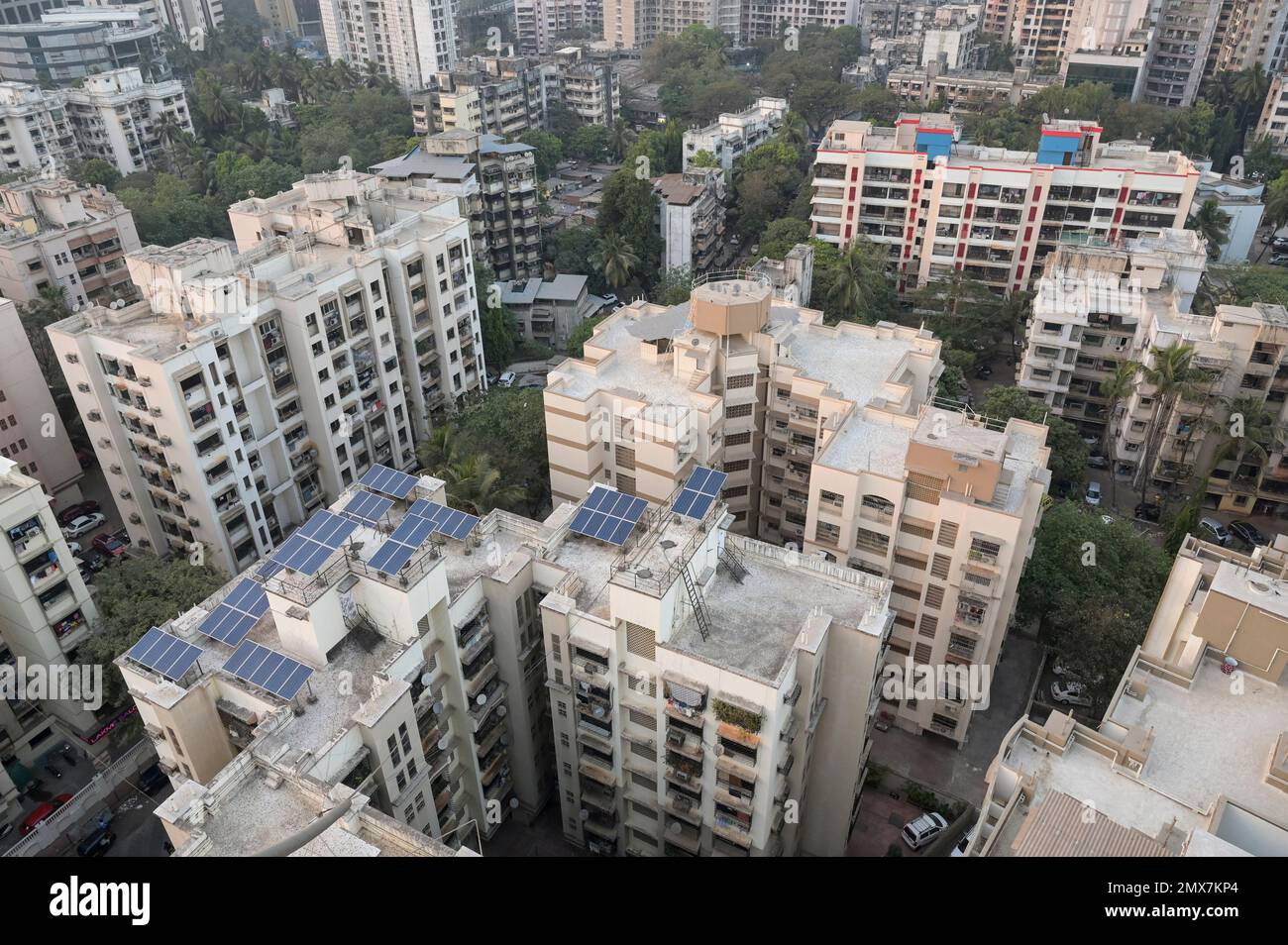 INDIEN, Mumbai, Wolkenkratzer im Vorort Goregoan, Solarpaneel für die Stromerzeugung auf dem Dach / INDIEN, Mumbai, Stadtteil Goregoan, Hochhaeuser mit Solar Modulen zur Stromerzeugung auf dem Dach Stockfoto