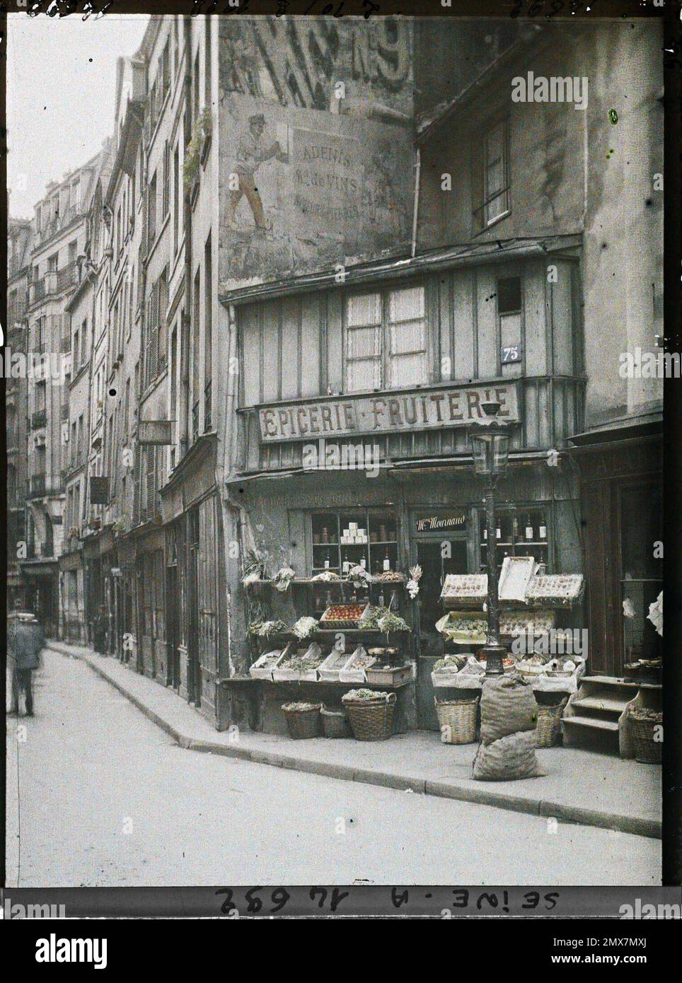 Paris (Ve arr.), France rue Galande, Epicerie-Furiterie um 75 , Stockfoto