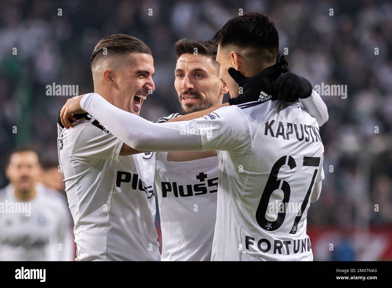 Carlos Daniel Lopez Huesca „Carlitos“ (L), Filip Mladenovic (C) und Bartosz Kapustka (R) von Legia feiern ein Tor während des Spiels der polnischen PKO Ekstraklasa League zwischen Legia Warszawa und Korona Kielce am Marschall Jozef Pilsudski Legia Warschau Municipal Warszawa. Endstand: 3:2 Kiela Korona Korona Korona Korona Korona. Stockfoto