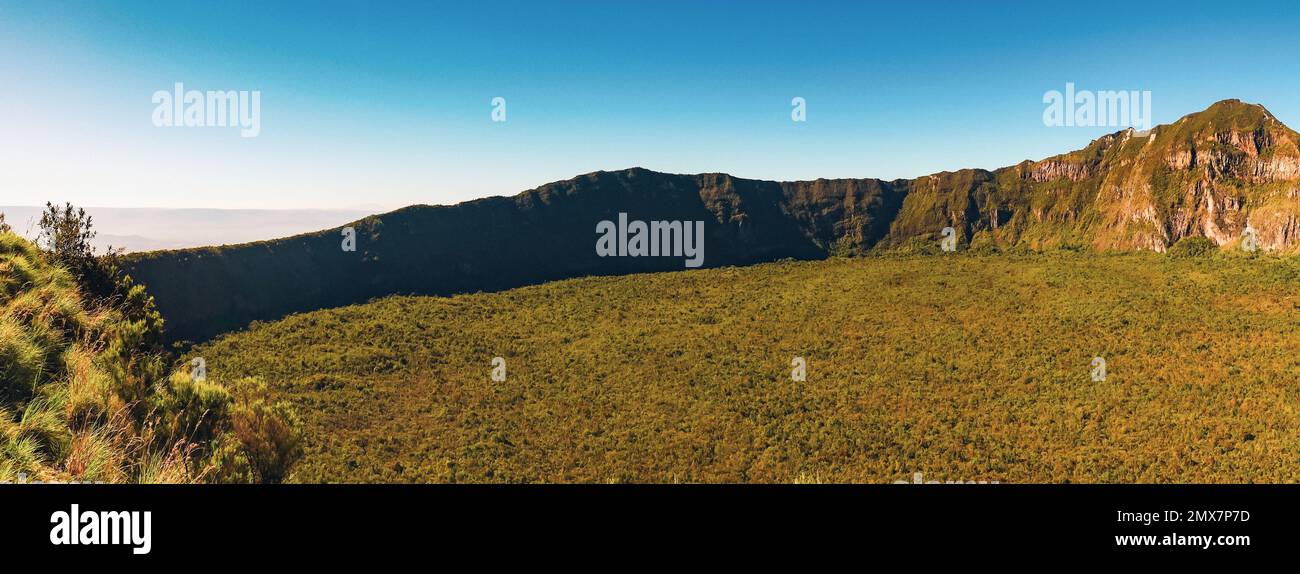 Malerischer Blick auf den Vulkankrater am Mount Longonot in Naivasha, Kenia Stockfoto