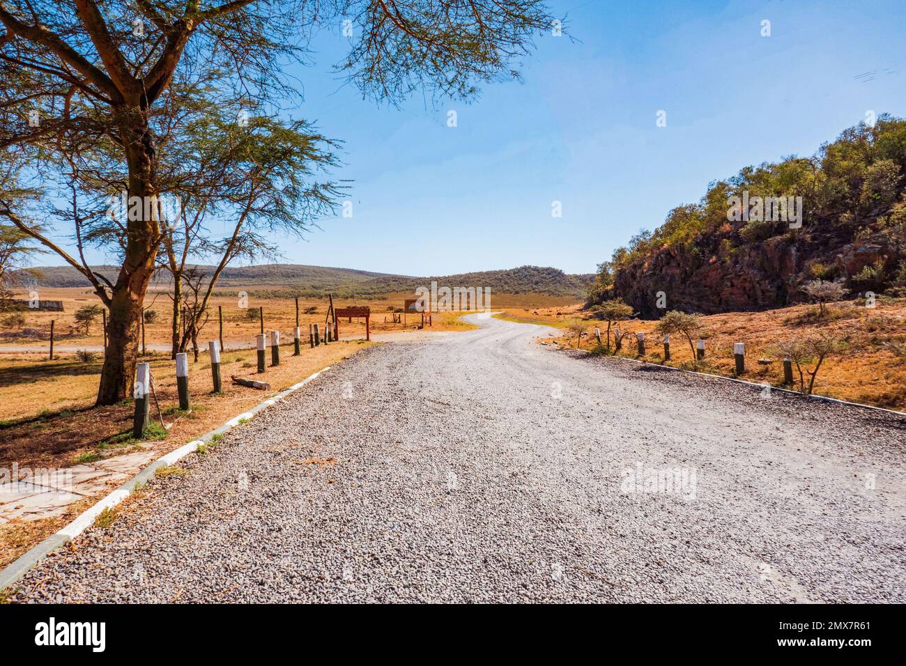 Eine unbefestigte Straße vor Felsformationen im Hell's Gate National Park, Kenia Stockfoto