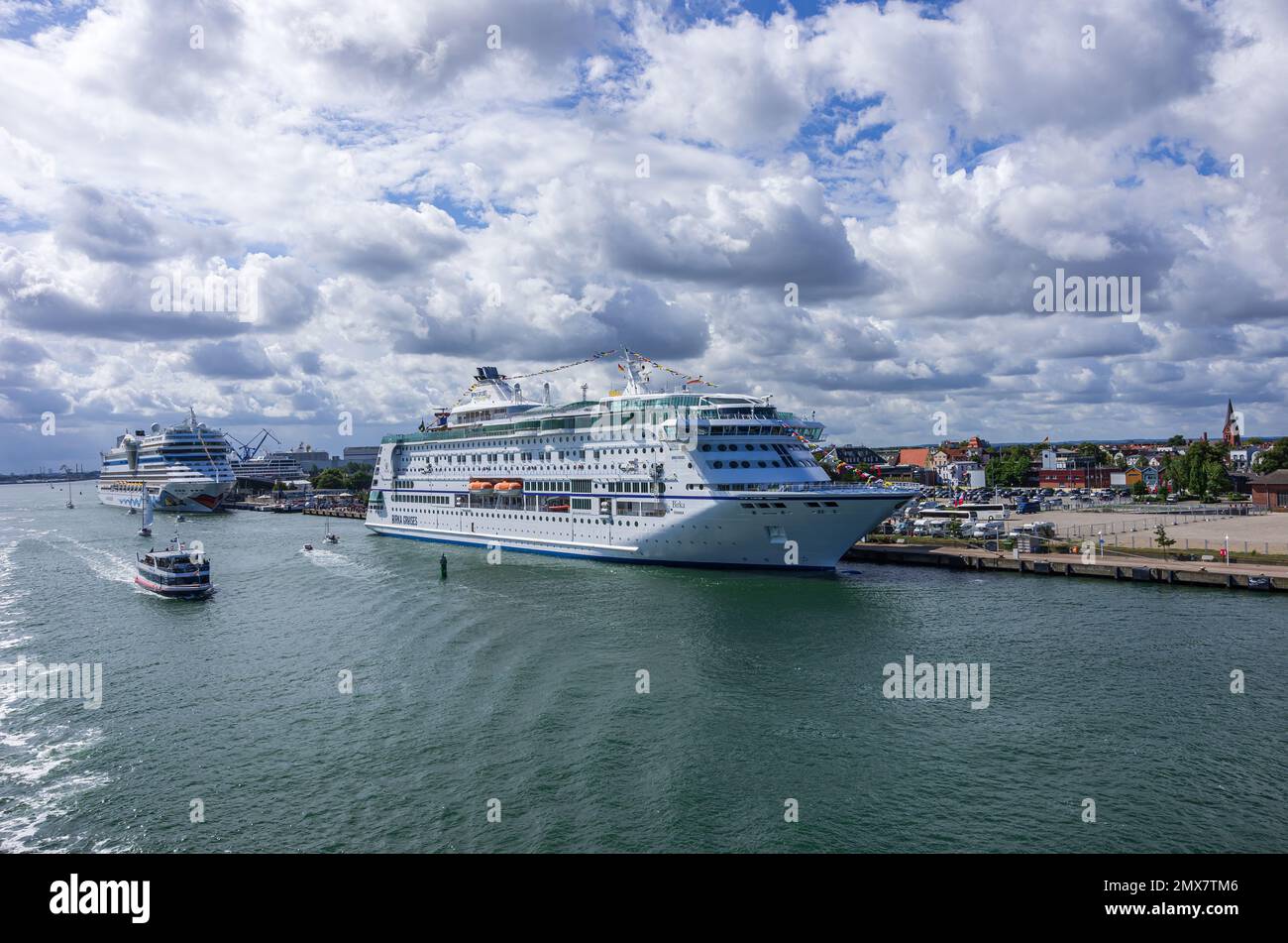 Das Kreuzfahrtschiff „Birka Stockholm“ am Pier des Warnemünden Kreuzfahrtzentrums im Hafen von Rostock-Warnemünde. Stockfoto