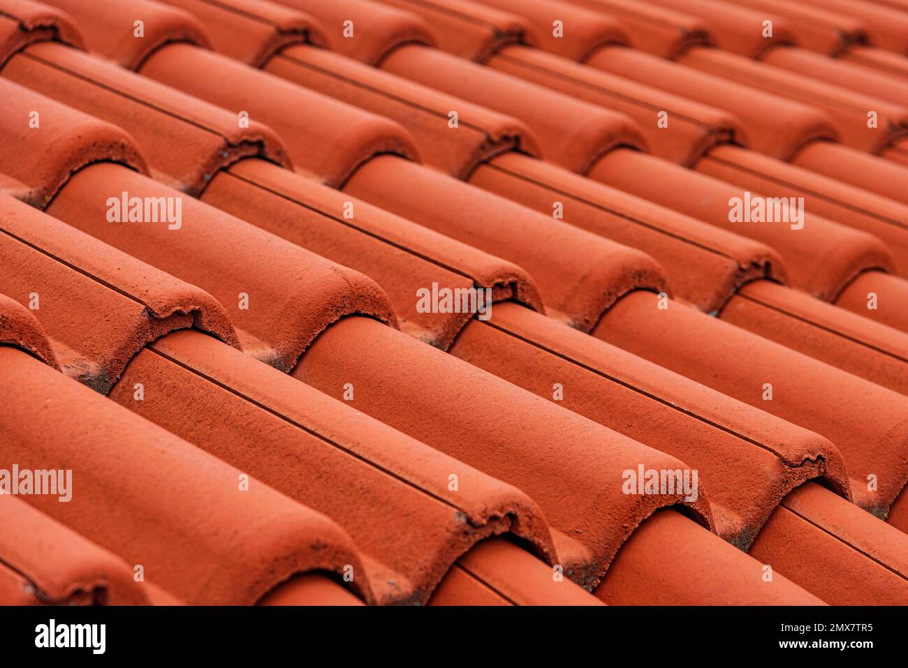 Rote Keramikfliesen auf dem Dach. Stockfoto