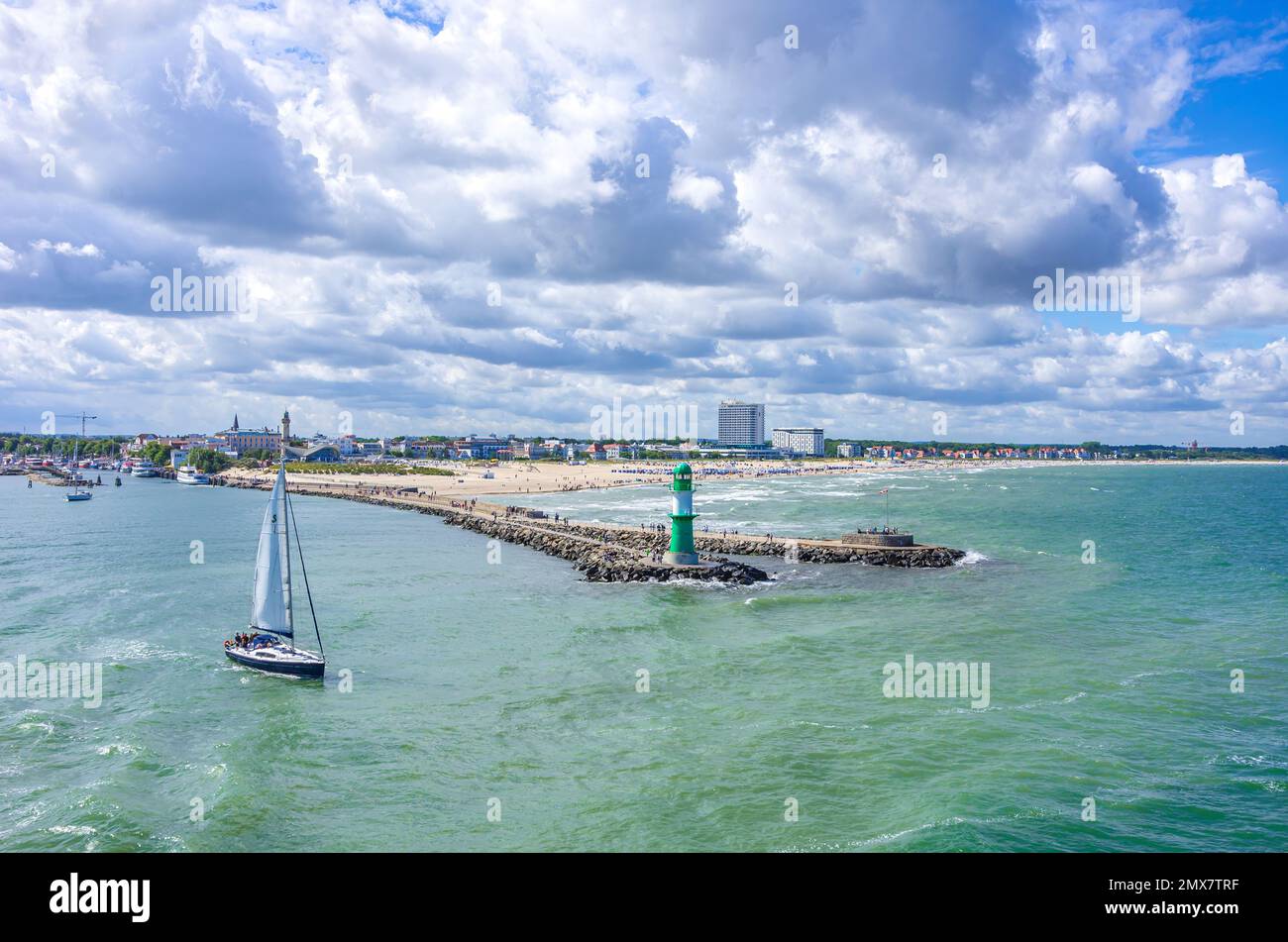 Maritimes Ambiente rund um das West Breakwater und die malerische Kulisse von Rostock-Warnemünde, Mecklenburg-Vorpommern. Stockfoto