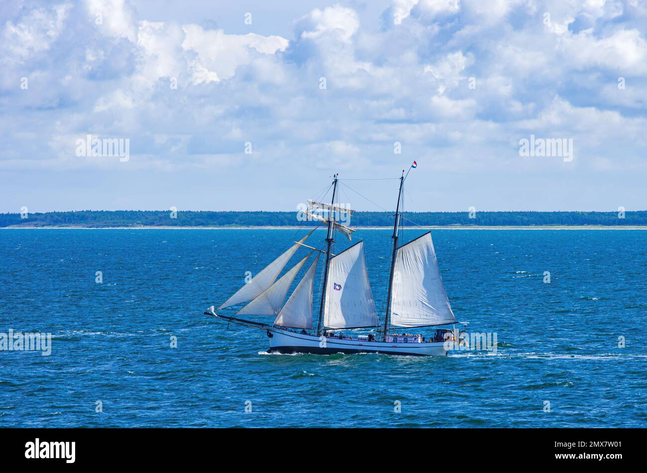 Ein kleines Segelschiff, ein zwei-Meister vor der Küste von Rostock-Warnemünde, Mecklenburg-Vorpommern, Deutschland, Europa. Stockfoto