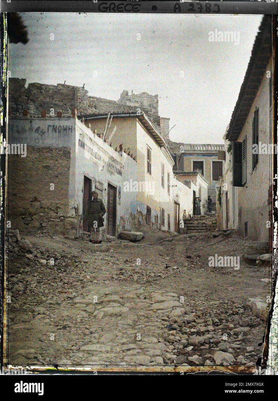 Athen, Griechenland, eine Straße (mit Häusern gesäumt) am Fuße der Akropolis (Festungen), 1913 - Balkan, Italien - Jean Brunhes und Auguste Léon - (September - Oktober 23) Stockfoto