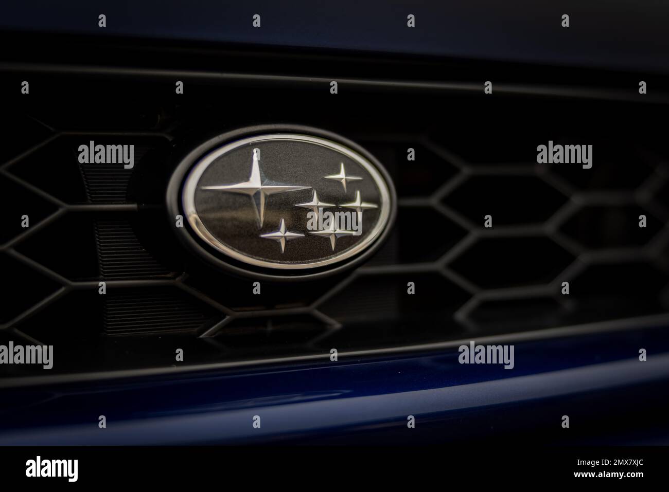 Subaru-Abzeichen auf der Motorhaube mit sechs Sternen in einer Anordnung ähnlich der offenen Sterngruppe von Pleiades Stockfoto