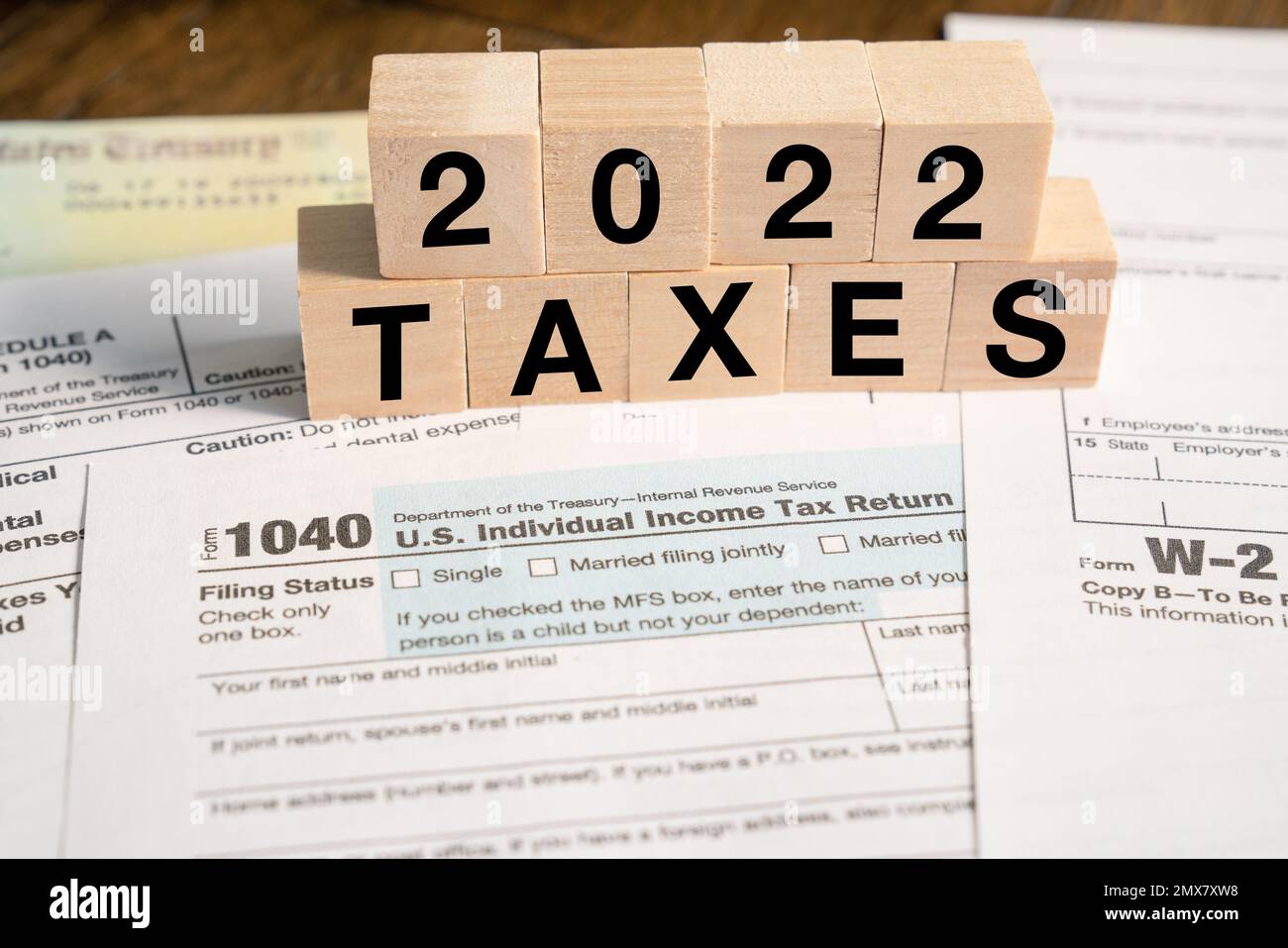 2022 Steuererinnerung in Holzblöcken mit IRS-Formularen Stockfoto