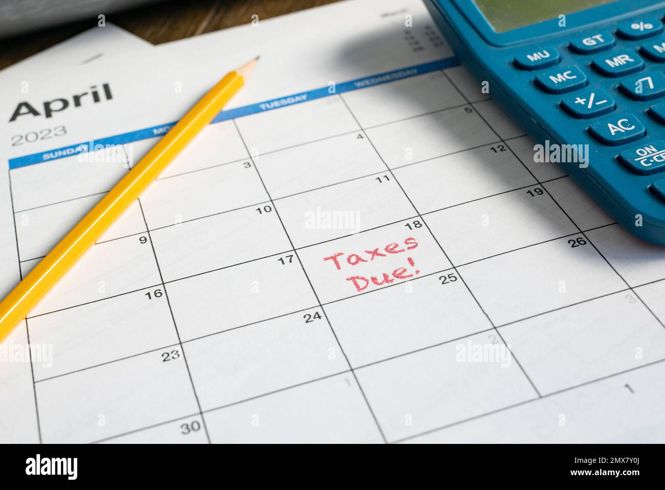 2022 fällige Steuern im Kalender markiert Stockfoto