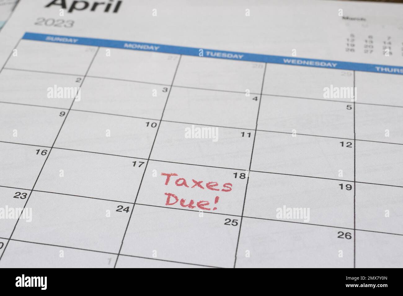 2022 fällige Steuern im Kalender markiert Stockfoto