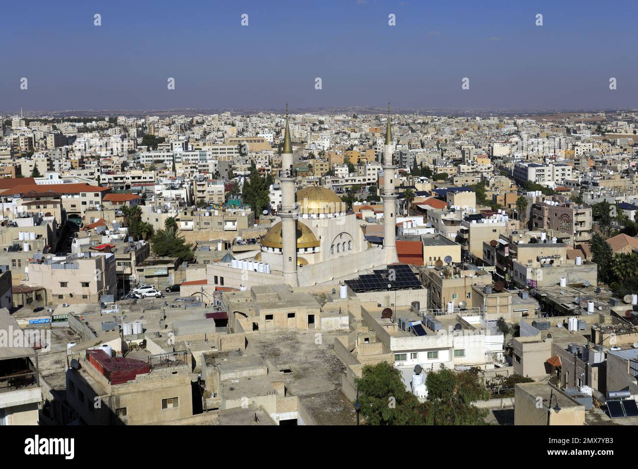 Blick auf Madaba vom Glockenturm der St. John the Baptist Church, Princess Haya Street, Madaba, Jordanien, Naher Osten Stockfoto