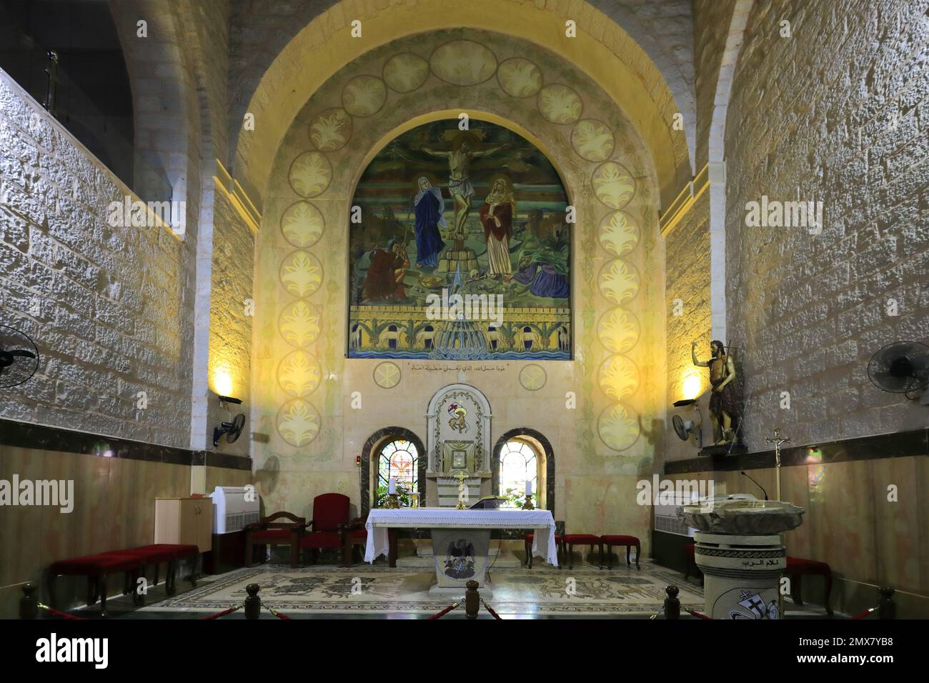 Das Innere der katholischen Kirche und des Schreins des Heiligen Johannes des Täufers, Prinzessin Haya Street, Madaba, Jordanien, Naher Osten Stockfoto