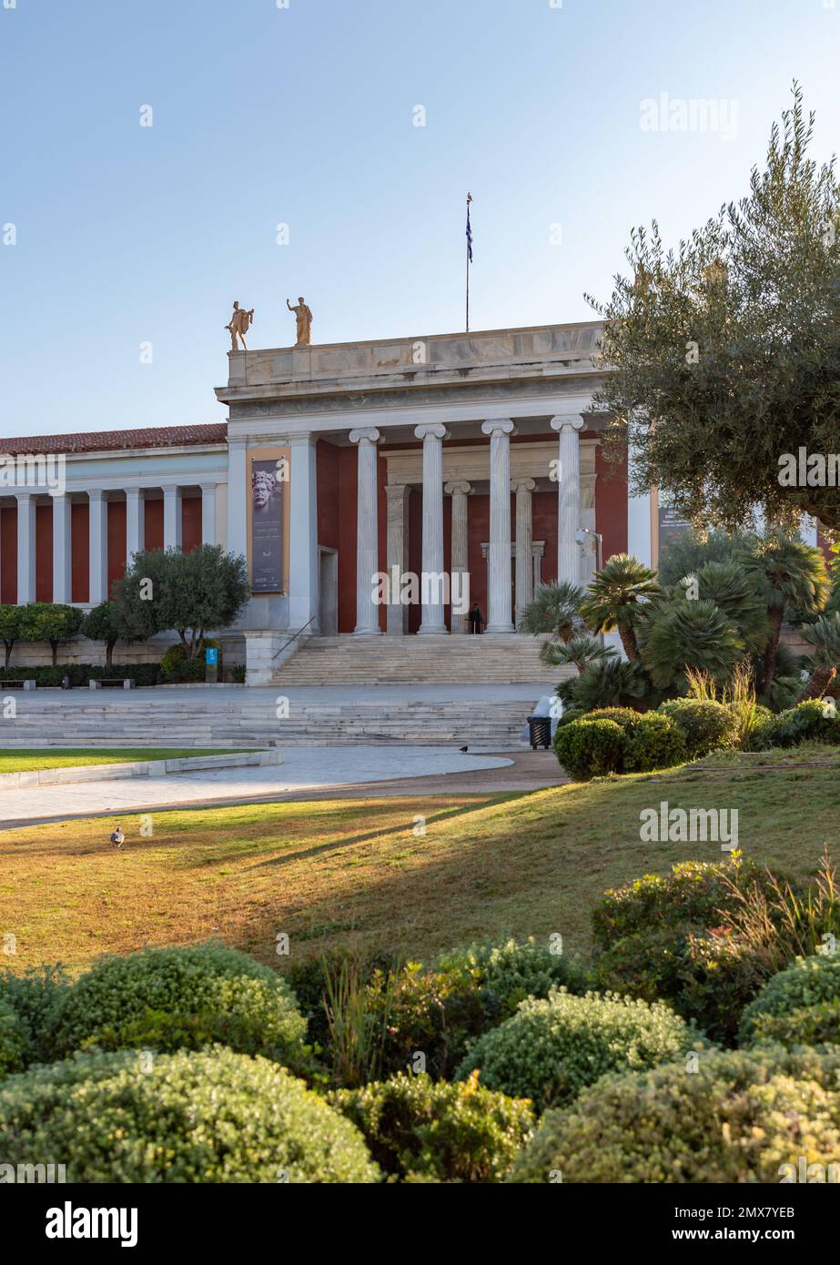 Ein Bild des Archäologischen Nationalmuseums in Athen, aus dem nahegelegenen Garten. Stockfoto