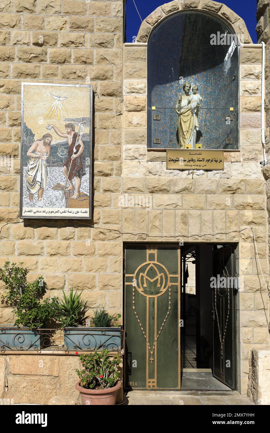 Fassade der katholischen Kirche und des Schreins des Heiligen Johannes des Täufers, Prinzessin Haya Street, Madaba, Jordanien, Naher Osten Stockfoto