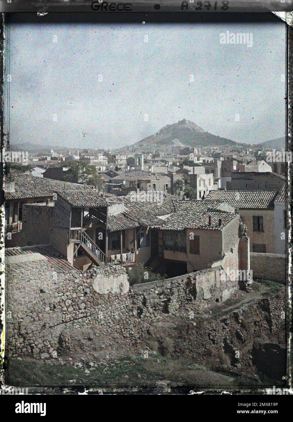 Athen, Griechenland Panorama in einem Stadtteil mit Mont Lycabette am unteren Ende , 1913 - Balkan, Italien - Jean Brunhes und Auguste Léon - (September - Oktober 23) Stockfoto