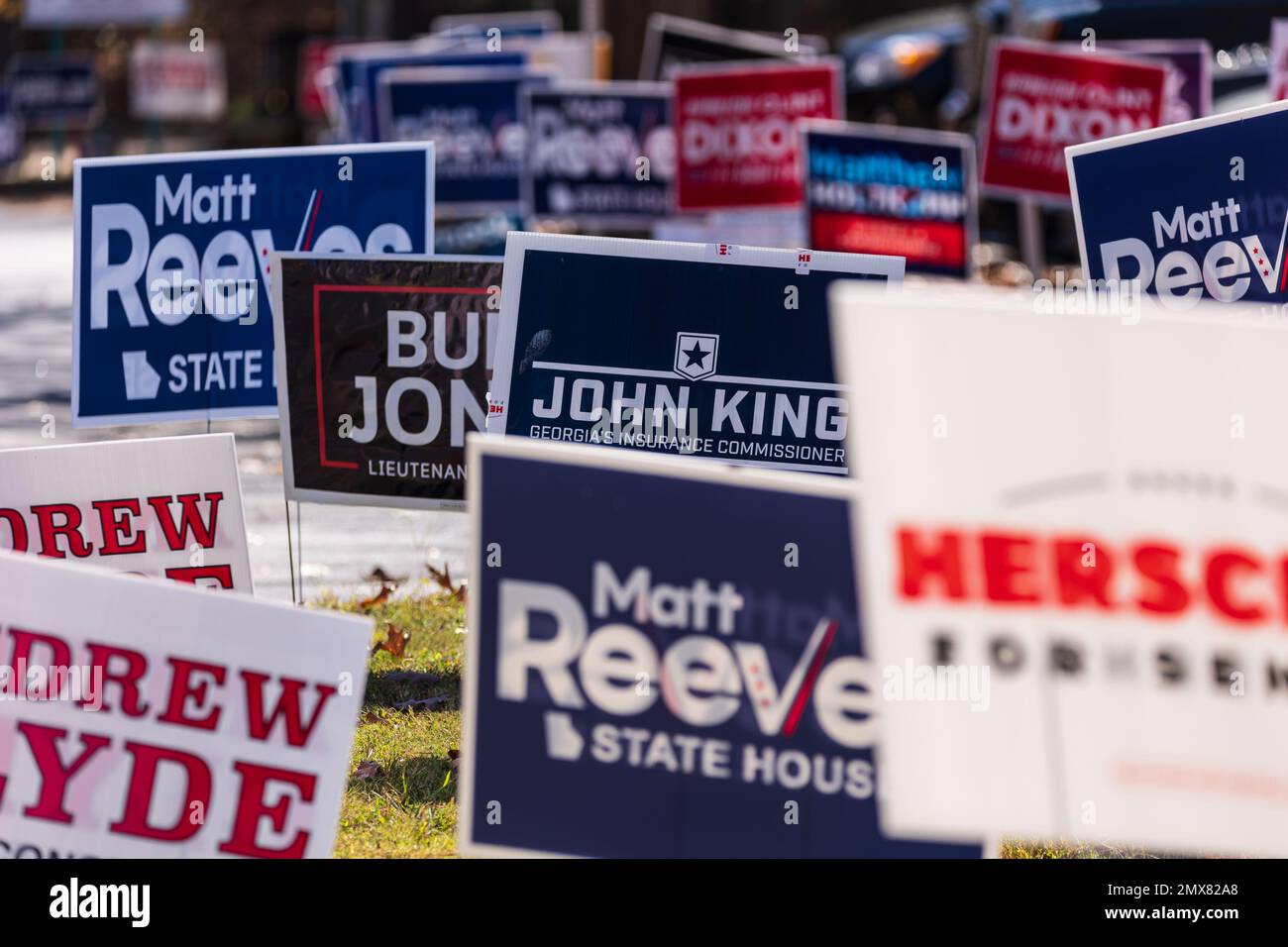 Suwanee, GA / USA - 8. November 2022: Dutzende von Werftschildern für Wahlkampagnen werden am Wahltag im Wahlbezirk Georgiens im Gras gepflanzt. Stockfoto