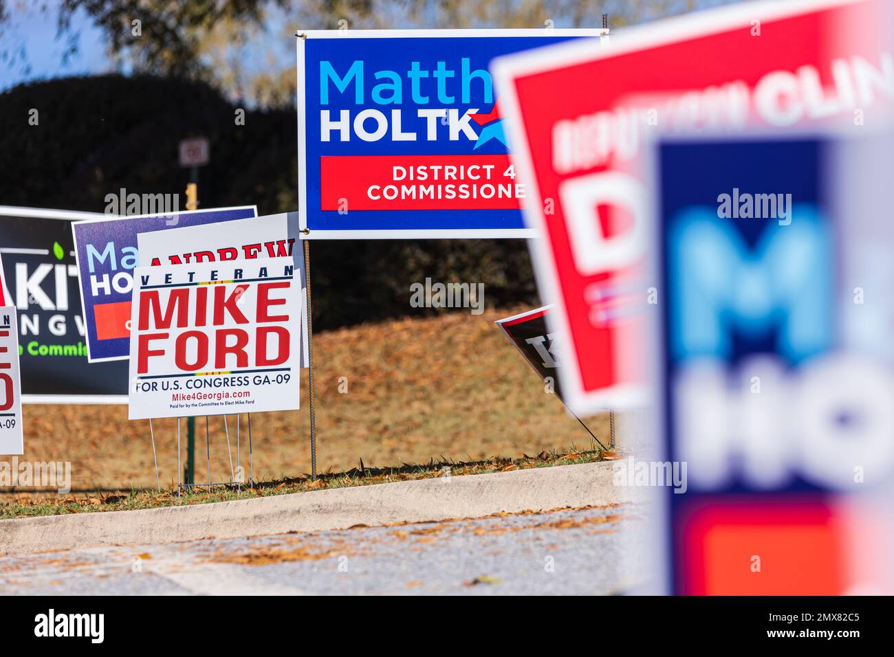 Dacula, GA/USA - 8. November 2022: Am Wahltag dominieren die Schilder für den Wahlkampf die Landschaft in einem Wahlbezirk in Georgien. Stockfoto