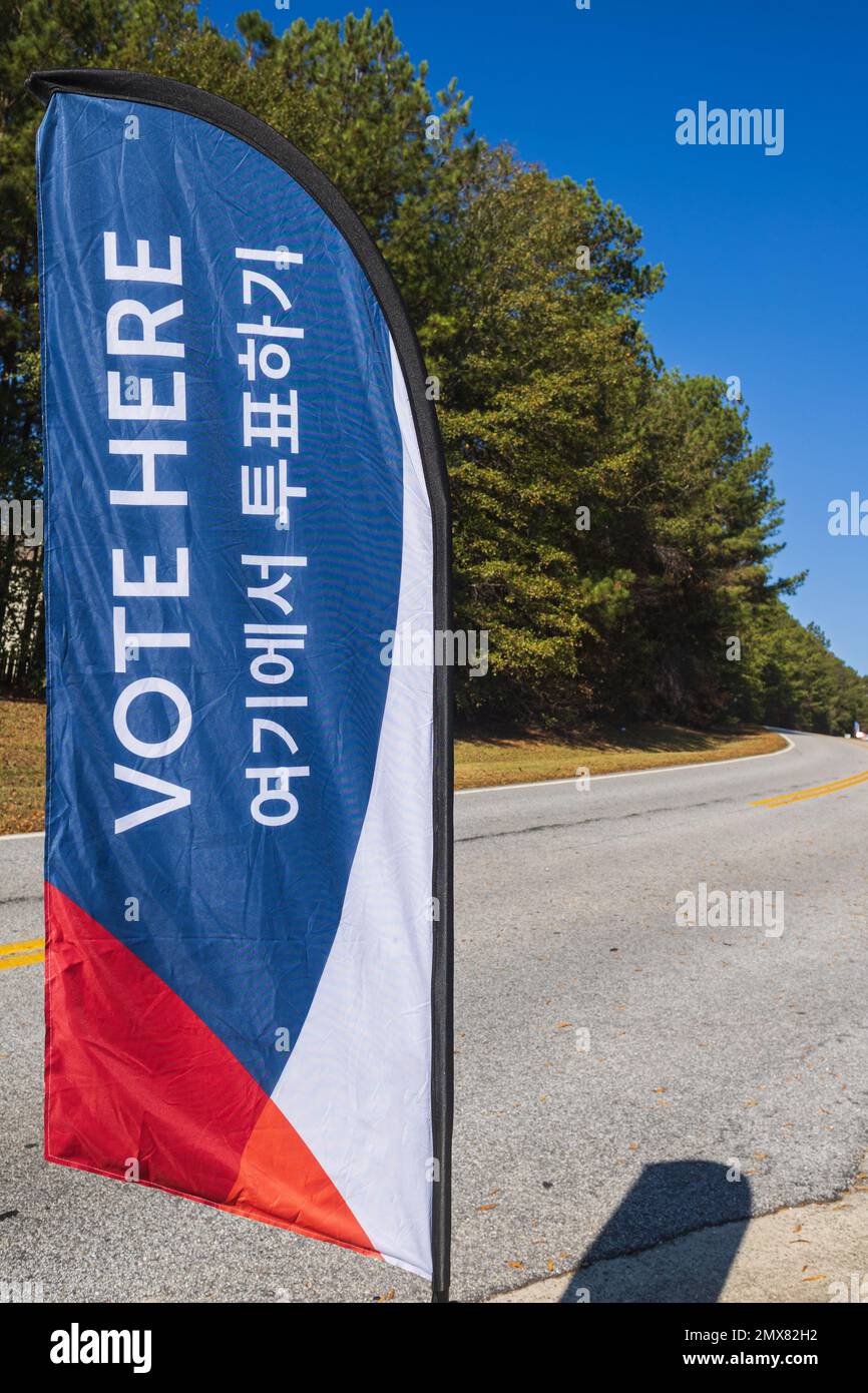 Auf einem Straßenbanner in einem Wahlbezirk in Georgia steht: "Hier abstimmen." Stockfoto