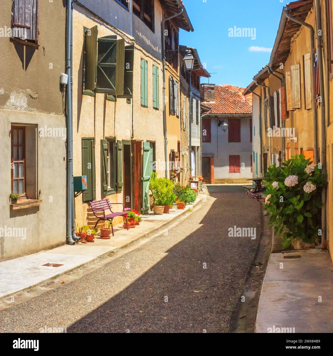 Sommerlandschaft - Blick auf eine mittelalterliche Straße in einer französischen Provinzstadt, in der historischen Provinz Gascony, im Südwesten Frankreichs Stockfoto