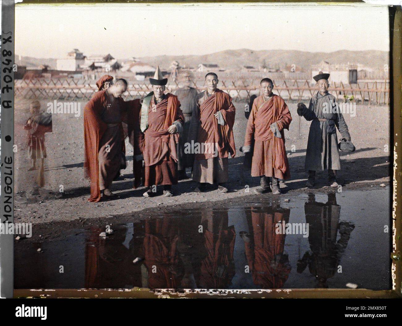 Ourga, Mongolei eine Gruppe von Lamas in der Nähe des südlichen Eingangs zum Shar OR (gelber Palast) , 1913 - Mongolei - Stéphane Passet - (6.-25. Juli) Stockfoto