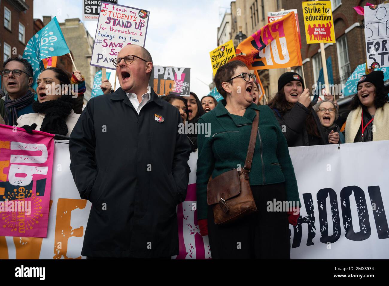 Paul Nowak und Dr. Mary Bousted zeigten ihre Unterstützung für die Streikaktion der NEU [National Education Union], als Tausende von Lehrern und Lehrkräften auf Whitehall marschierten und bessere Bezahlung und Bedingungen forderten. Stockfoto