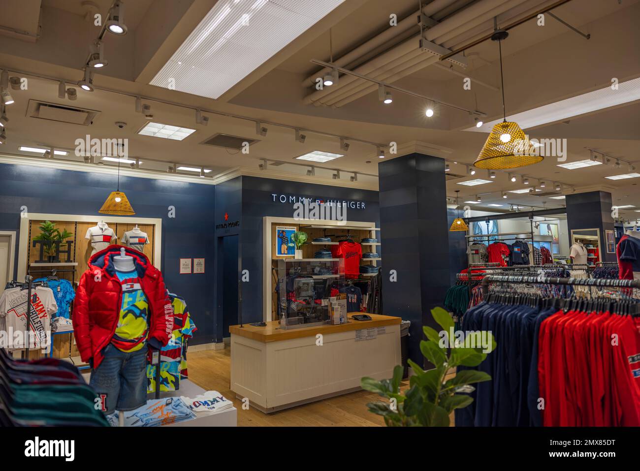 Nahaufnahme des Innenraums mit der Bekleidungsabteilung Tommy Hilfiger des Kaufhauses Macy's. New York. USA. Stockfoto