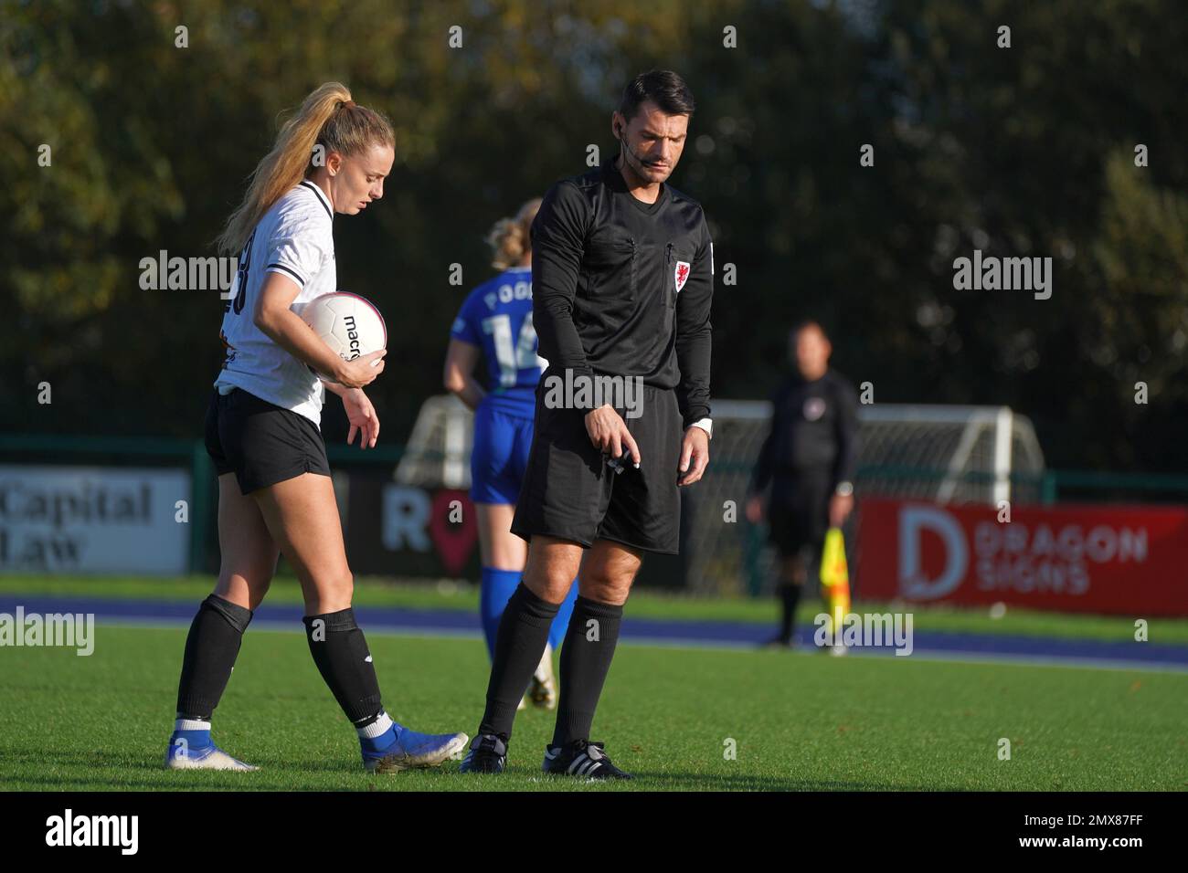 FA Wales Fußballoffizier in Aktion beim Spiel der Adran Leagues Stockfoto