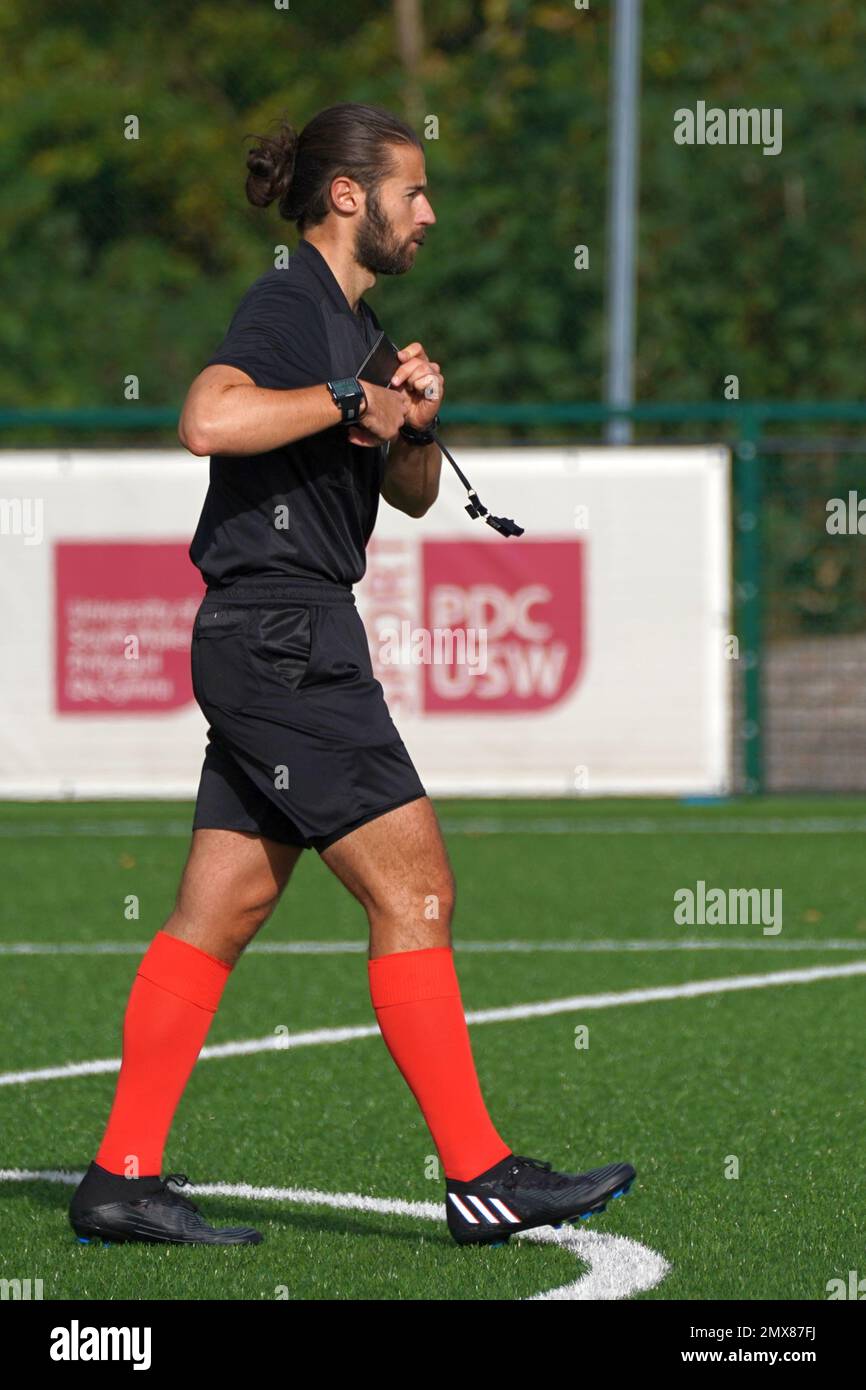 FA Wales Fußballoffizier in Aktion bei Adran Leagues spielen, Karten im Pavillon platzieren Stockfoto