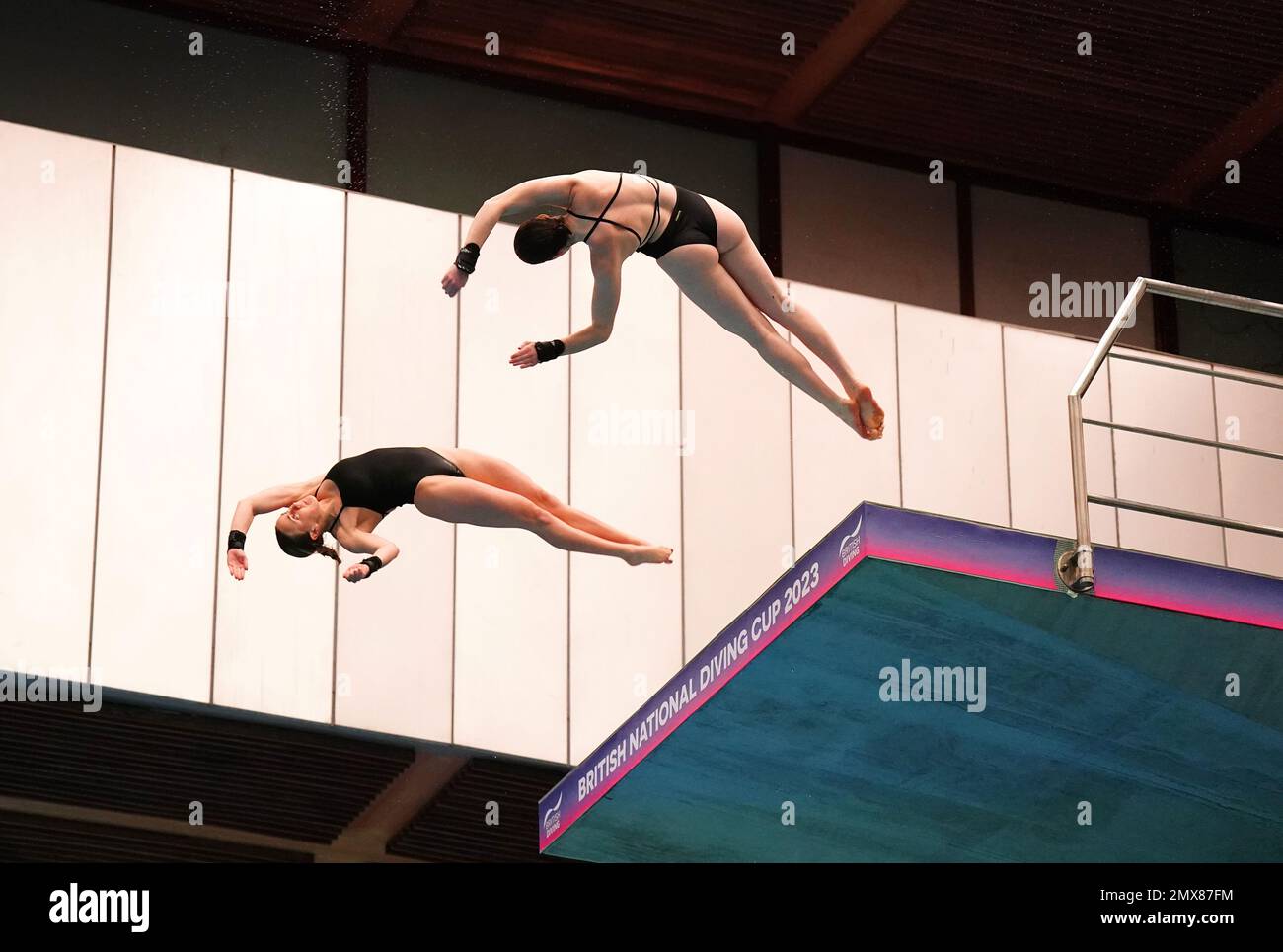 Lois Toulson (links) und Andrea Spendolini Sirieix in Aktion während des Women's 10m Synchro Wettbewerbs am ersten Tag des British National Diving Cup im Royal Commonwealth Pool, Edinburgh. Foto: Donnerstag, 2. Februar 2023. Stockfoto