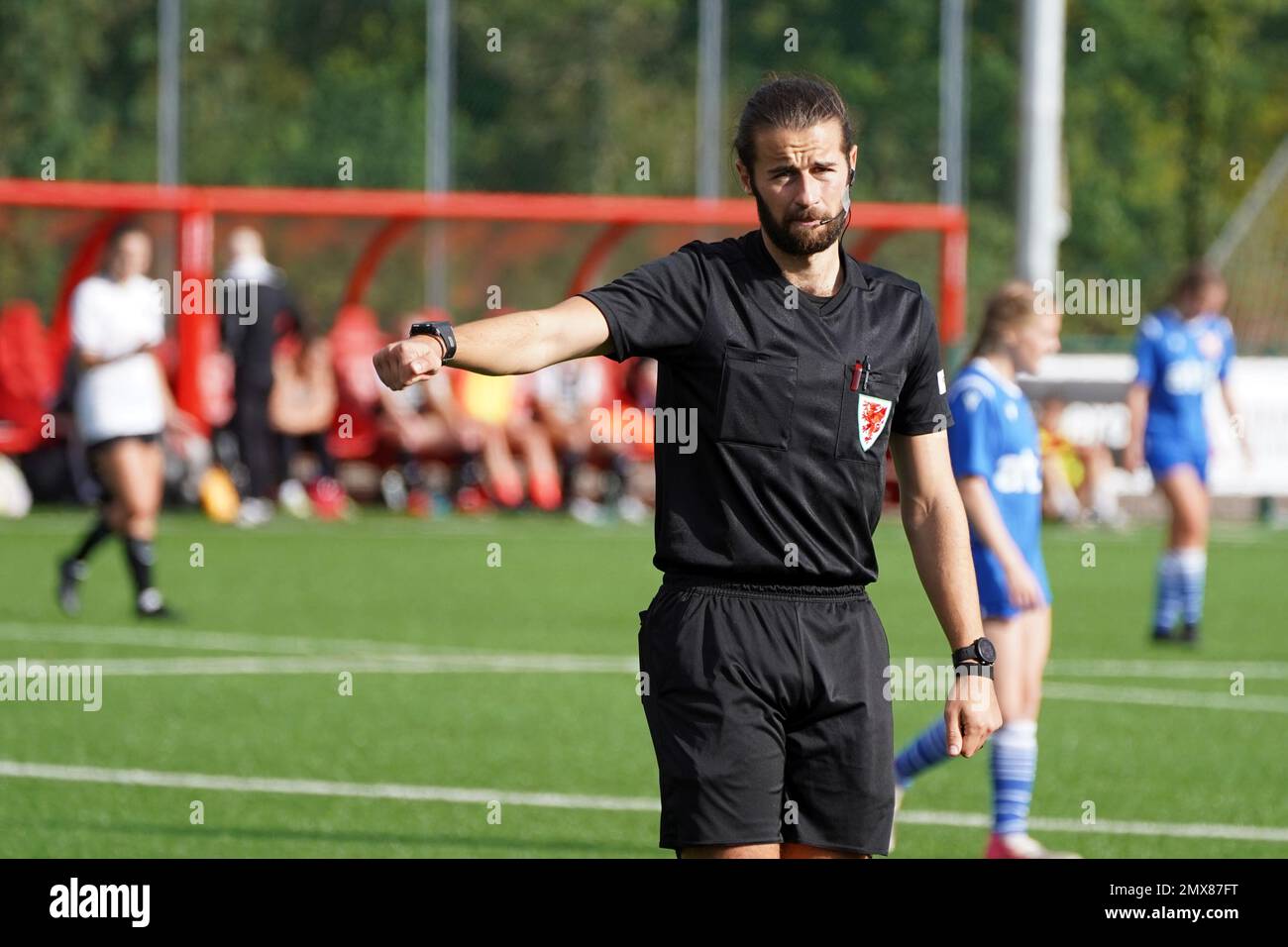 FA Wales Fußballoffizier in Aktion beim Spiel der Adran Leagues Stockfoto