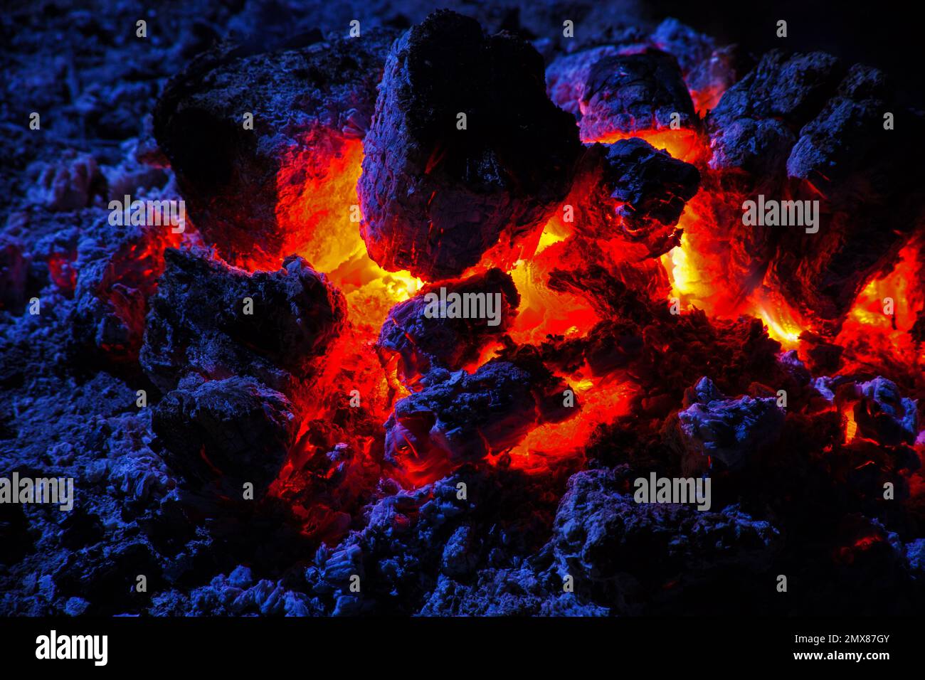 Die glühende rote Glut, nachdem die Flammen eines Lagerfeuers ausbrannten Stockfoto Die glühende rote Glut, nachdem die Flammen eines Lagerfeuers ausbrannten Stockfoto