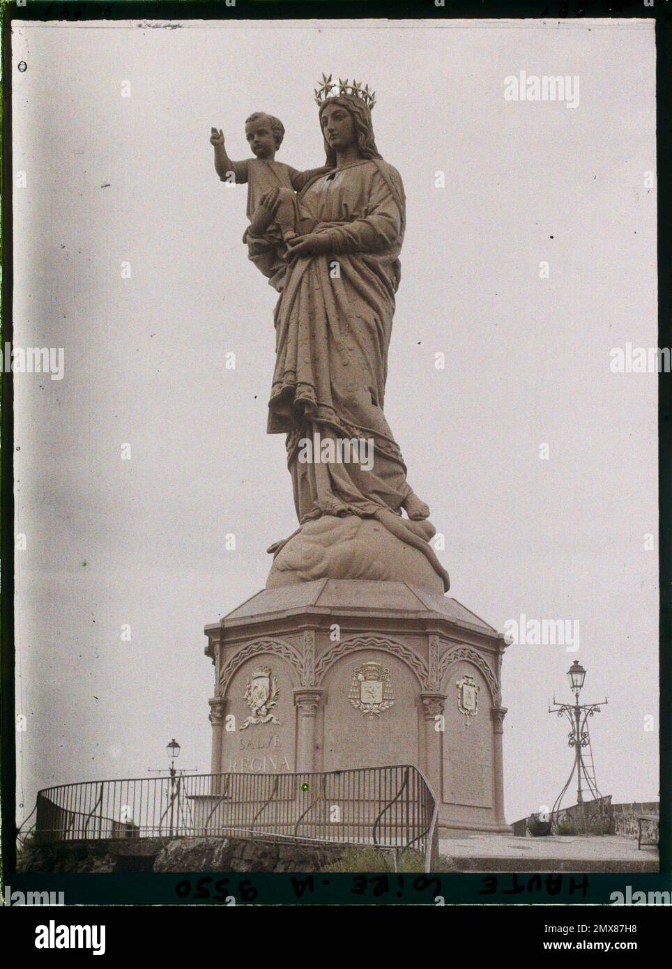 Le Puy-en-Velay, Frankreich die Statue von Notre-Dame de France, auf der Spitze der Rocher Corneille , 1916 - Französische Provinzen - Jean Brunhes, Auguste Léon und Georges Chevalier - (April - Juli) Stockfoto