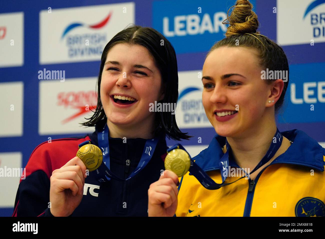 Andrea Spendolini Sirieix (links) und Lois Toulson feiern mit ihren Goldmedaillen, nachdem sie am ersten Tag des British National Diving Cup im Royal Commonwealth Pool in Edinburgh den „Women's 10m Synchro“-Wettbewerb gewonnen haben. Foto: Donnerstag, 2. Februar 2023. Stockfoto