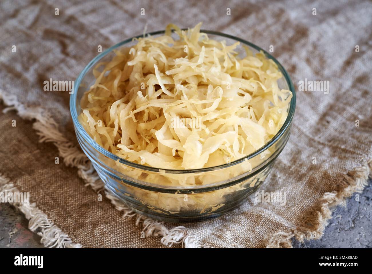 Sauerkraut oder fermentierter Kohl in einer Glasschüssel Stockfoto