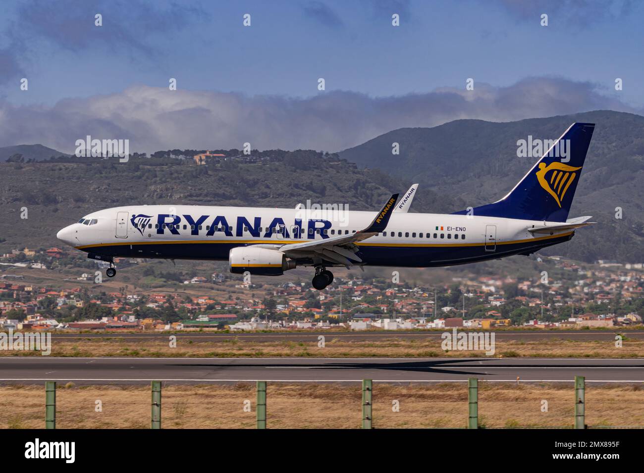Los Rodeos, TenerifeKanarische Inseln; Juli 24 2020: Ryanair boeing 737-8AS, Landung, im Stadtflughafen La Laguna Stockfoto