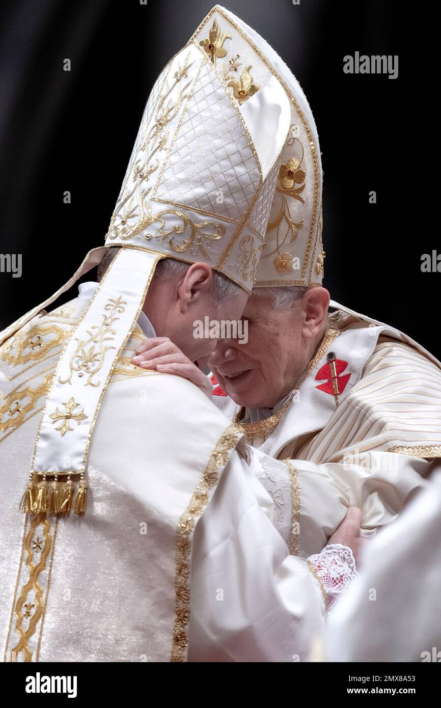 Vatikanstadt, Vatikan, 6. Januar 2013. Papst Benedikt XVI. Ernennt seinen persönlichen Sekretär Georg Gaenswein zum Bischof während der Epiphaniemesse Stockfoto