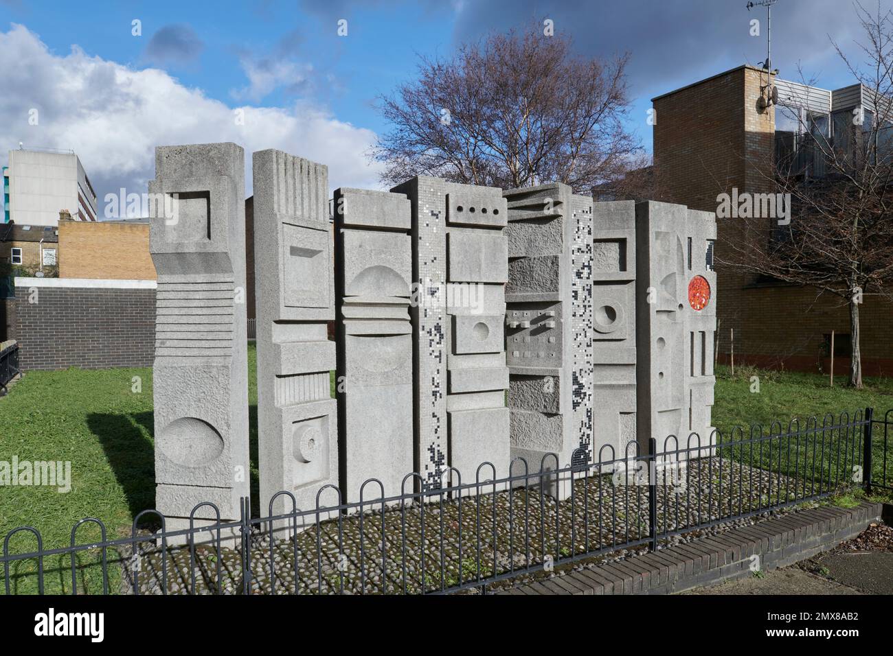 Skulpturierte Mauer, hergestellt von dem Künstler Fred Millett im Jahr 1965, Raglan Estate, Kentish Town, London Stockfoto